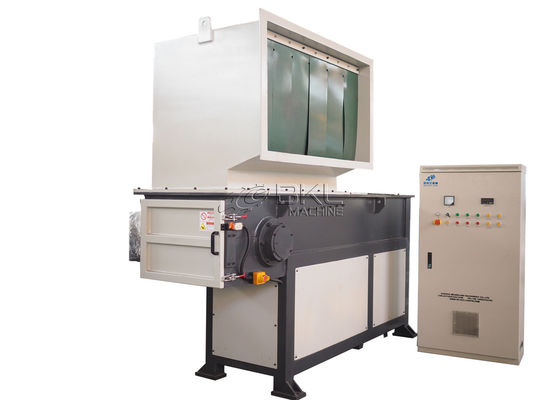 As protuberâncias plásticas obstruem a única máquina da retalhadora do eixo 30kw que recicla 100mm